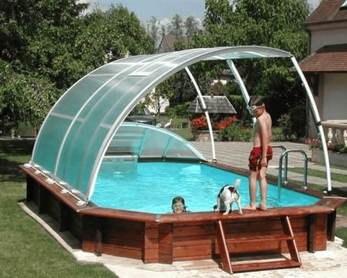 exemple d'abri de piscine hors sol avec des enfants et un chien