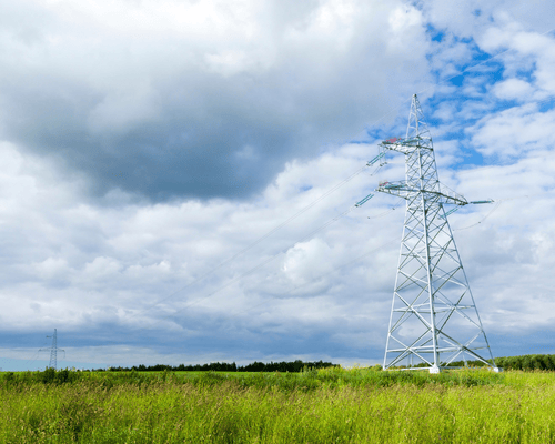 poteau électrique sur terrain